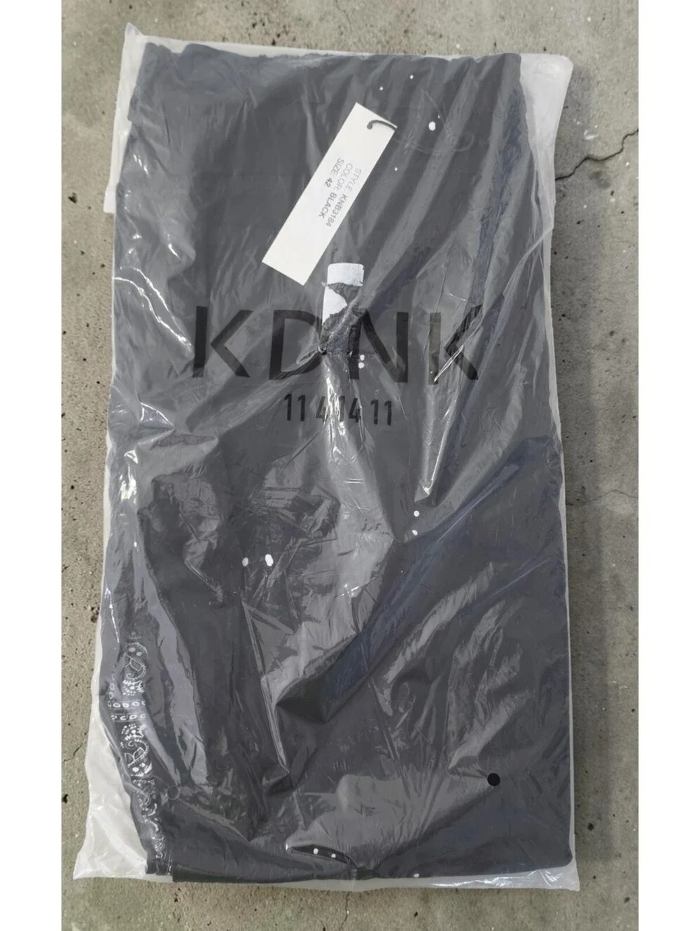 KDNK KNB3184 Men's 42 Black Bandana Paint Splatter Straight Jeans Sample